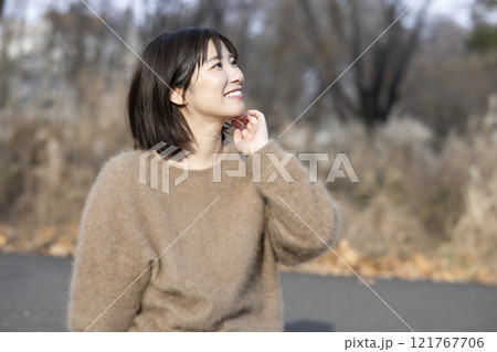 自然の中でくつろぐ女性 121767706