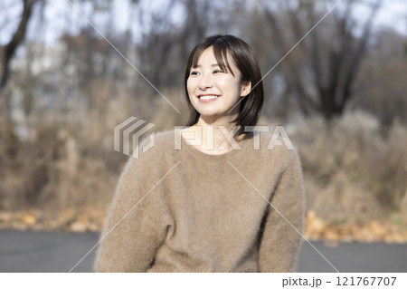 自然の中でくつろぐ女性 121767707