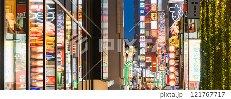 「東京都」新宿モア3番街の夜景 「東京都」新宿モア3番街の夜景 121767717