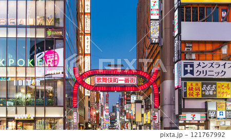 「東京都」夜の新宿・歌舞伎町一番街 121767992