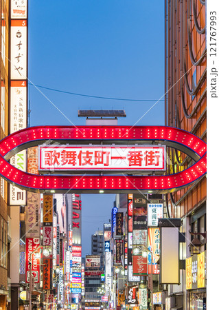 「東京都」夜の新宿・歌舞伎町一番街 121767993