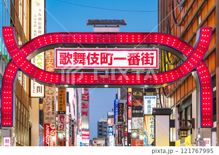 「東京都」夜の新宿・歌舞伎町一番街 121767995