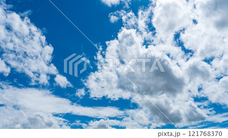 真夏の青空に流れるたくさんの白い雲 真夏の青空に流れるたくさんの白い雲 121768370
