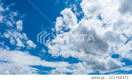真夏の青空に流れるたくさんの白い雲 121768372