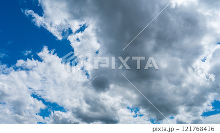 真夏の青空に流れるたくさんの白い雲 真夏の青空に流れるたくさんの白い雲 121768416