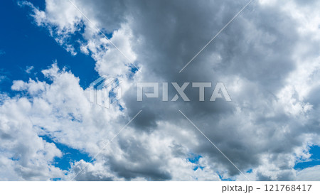真夏の青空に流れるたくさんの白い雲 121768417