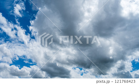 真夏の青空に流れるたくさんの白い雲 121768423