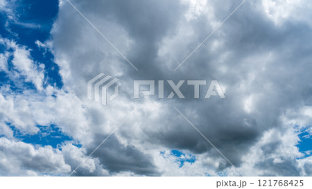 真夏の青空に流れるたくさんの白い雲 真夏の青空に流れるたくさんの白い雲 121768425