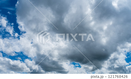 真夏の青空に流れるたくさんの白い雲 真夏の青空に流れるたくさんの白い雲 121768426