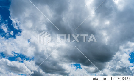 真夏の青空に流れるたくさんの白い雲 真夏の青空に流れるたくさんの白い雲 121768428