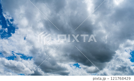 真夏の青空に流れるたくさんの白い雲 真夏の青空に流れるたくさんの白い雲 121768429