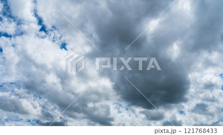 真夏の青空に流れるたくさんの白い雲 121768433