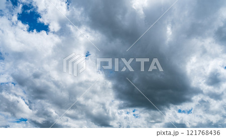 真夏の青空に流れるたくさんの白い雲 真夏の青空に流れるたくさんの白い雲 121768436