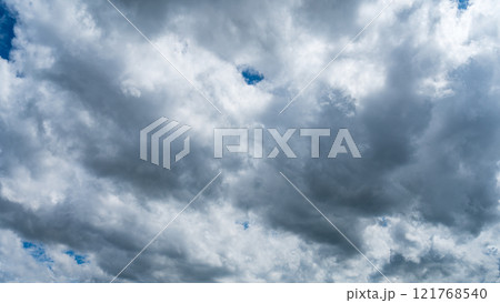 真夏の青空に流れるたくさんの白い雲 真夏の青空に流れるたくさんの白い雲 121768540