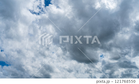 真夏の青空に流れるたくさんの白い雲 121768550