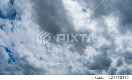 真夏の青空に流れるたくさんの白い雲 真夏の青空に流れるたくさんの白い雲 121768559