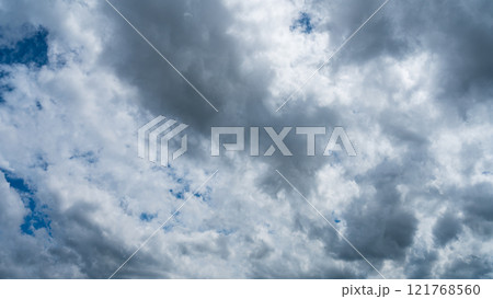 真夏の青空に流れるたくさんの白い雲 真夏の青空に流れるたくさんの白い雲 121768560