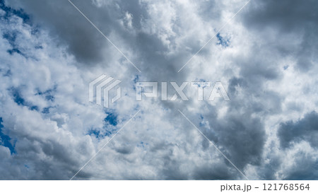 真夏の青空に流れるたくさんの白い雲 121768564
