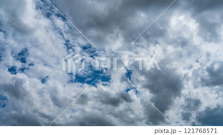 真夏の青空に流れるたくさんの白い雲 真夏の青空に流れるたくさんの白い雲 121768571