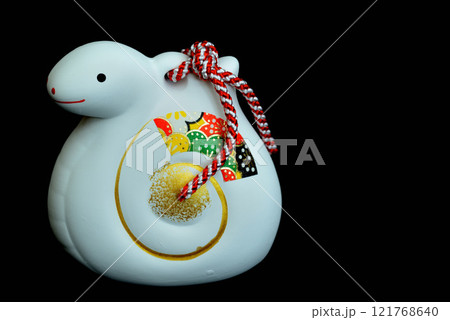 年賀素材　巳年　干支の土鈴　黒バック 121768640