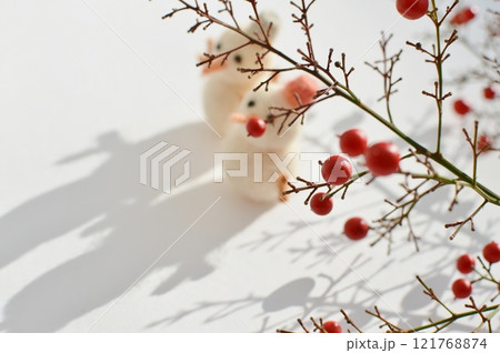 ナンテンの赤い実と羊毛フェルトのスノーマン 　　 121768874