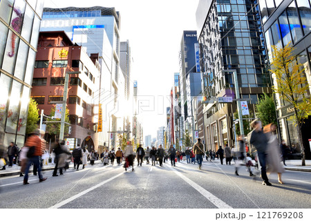 歩行者天国の銀座通りを歩く人々 121769208