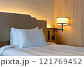 高級ホテルのベッドサイド、枕 121769452