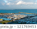 朝日が降り注ぐヨットハーバー 121769453