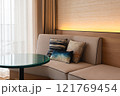 高級ホテルの美しいソファ 121769454