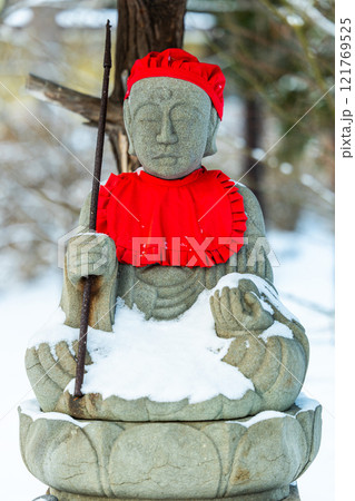 雪の中のお地蔵様 121769525