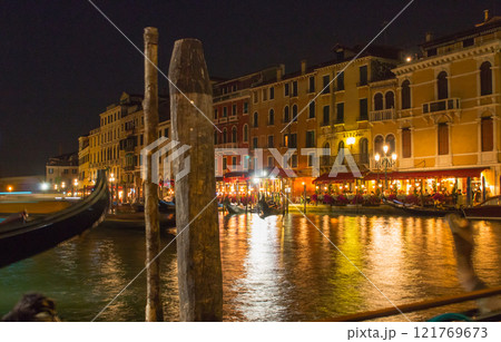 リアルト橋からのぞむカナル・グランデ夜景(イタリア-ベネチア) 121769673