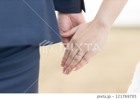 手をつなぐ新郎新婦の手元 121769785