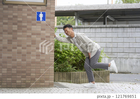 トイレに駆け込む男性 121769851