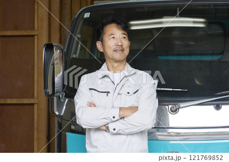 トラックの前に立つ男性作業員のポートレート 121769852