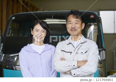 トラックの前に立つ作業員の夫婦のポートレート　カメラ目線 121769861
