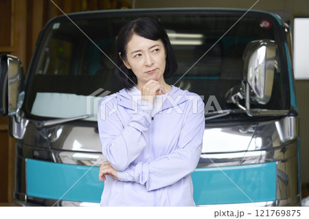 トラックの前で考える女性 トラックの前で考える女性 121769875