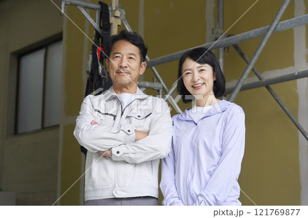 作業員の夫婦のポートレート 121769877