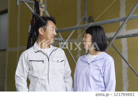 会話する作業員の夫婦 会話する作業員の夫婦 121769881