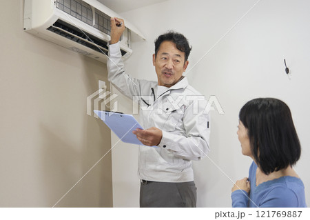 エアコンの故障をチェックをする業者の作業員 121769887