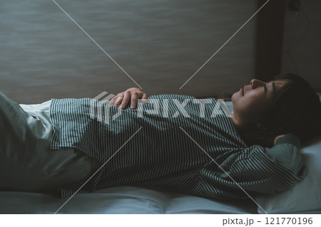 食べてすぐに横になる 121770196