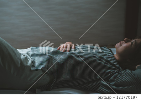食べてすぐに横になる 食べてすぐに横になる 121770197