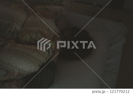 布団を頭までかぶって寝る 121770212