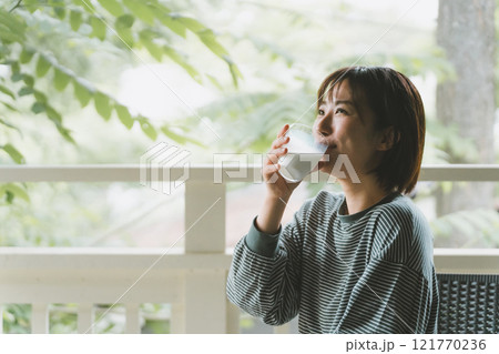 朝の牛乳と女性 朝の牛乳と女性 121770236