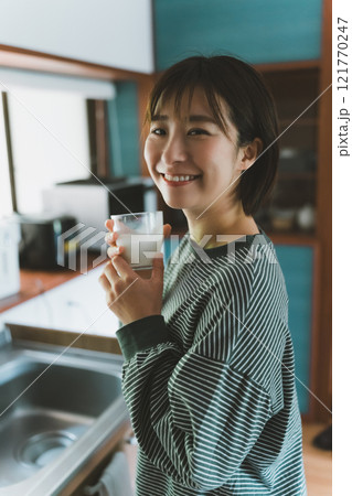 起きてすぐに牛乳を飲む 121770247