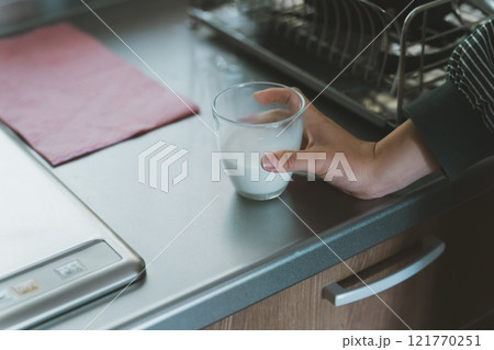 起きてすぐに牛乳を飲む 121770251