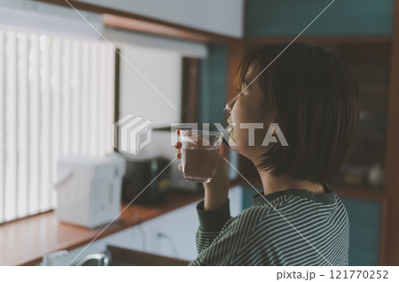 朝、水を飲む 121770252