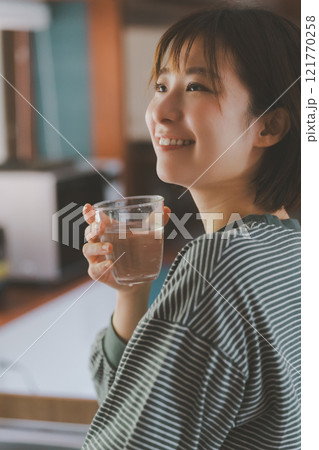 朝、水を飲む 朝、水を飲む 121770258
