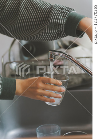 朝、水道水を飲む 朝、水道水を飲む 121770265