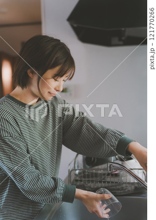 朝一番の水道水を流す 121770266