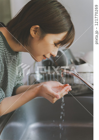 朝、水で顔を洗う 121770269